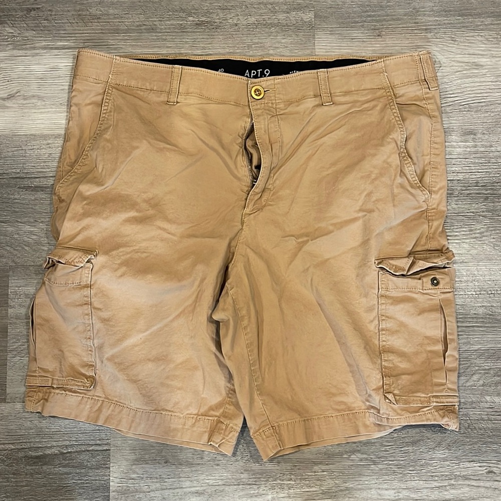 Size 40 khaki cargo shorts